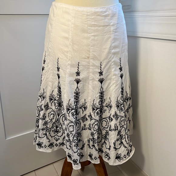 Tahari flared white skirt with embroidered design, size: 6, 100% cotton - Picture 2 of 10